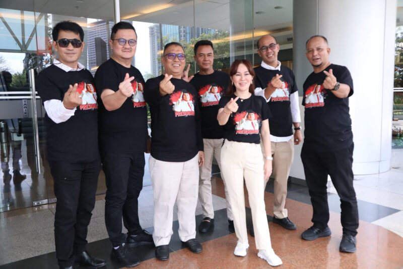 Calon wakil Gubernur Kepri Nyanyang Haris Pratamura dan calon wakil Wali Kota Batam foto bersama dengan anggota DPRD dari Partai Hanura, Senin (21/10/2024). Matapedia6.com/ Dok Agus