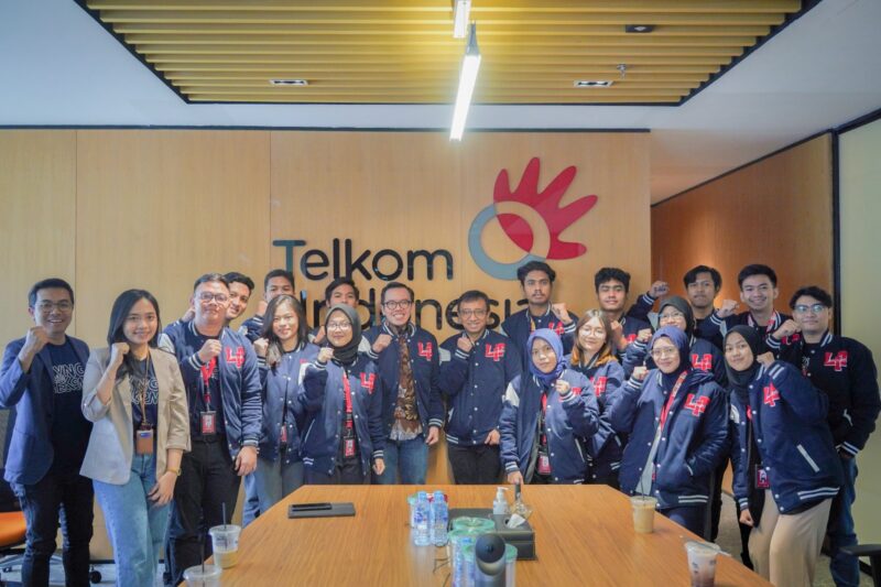 Direktur Digital Business Telkom Muhammad Fajrin Rasyid bersama peserta Digistar Class. Pada kesempatan tersebut, Fajrin memberikan pemahaman terkait menciptakan inovasi dan  membangun startup. Foto:Telkom