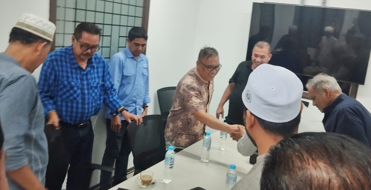 Calon wakil Gubernur Kepri Nyanyang Haris Pratamura silaturahmi bersama Tokoh dan pengurus Persatuan Masyarakat Aceh (PERMASA) Provinsi Kepri di Resto Mie Aceh, Sukajadi, Selasa (22/10/2024).