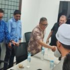 Calon wakil Gubernur Kepri Nyanyang Haris Pratamura silaturahmi bersama Tokoh dan pengurus Persatuan Masyarakat Aceh (PERMASA) Provinsi Kepri di Resto Mie Aceh, Sukajadi, Selasa (22/10/2024).