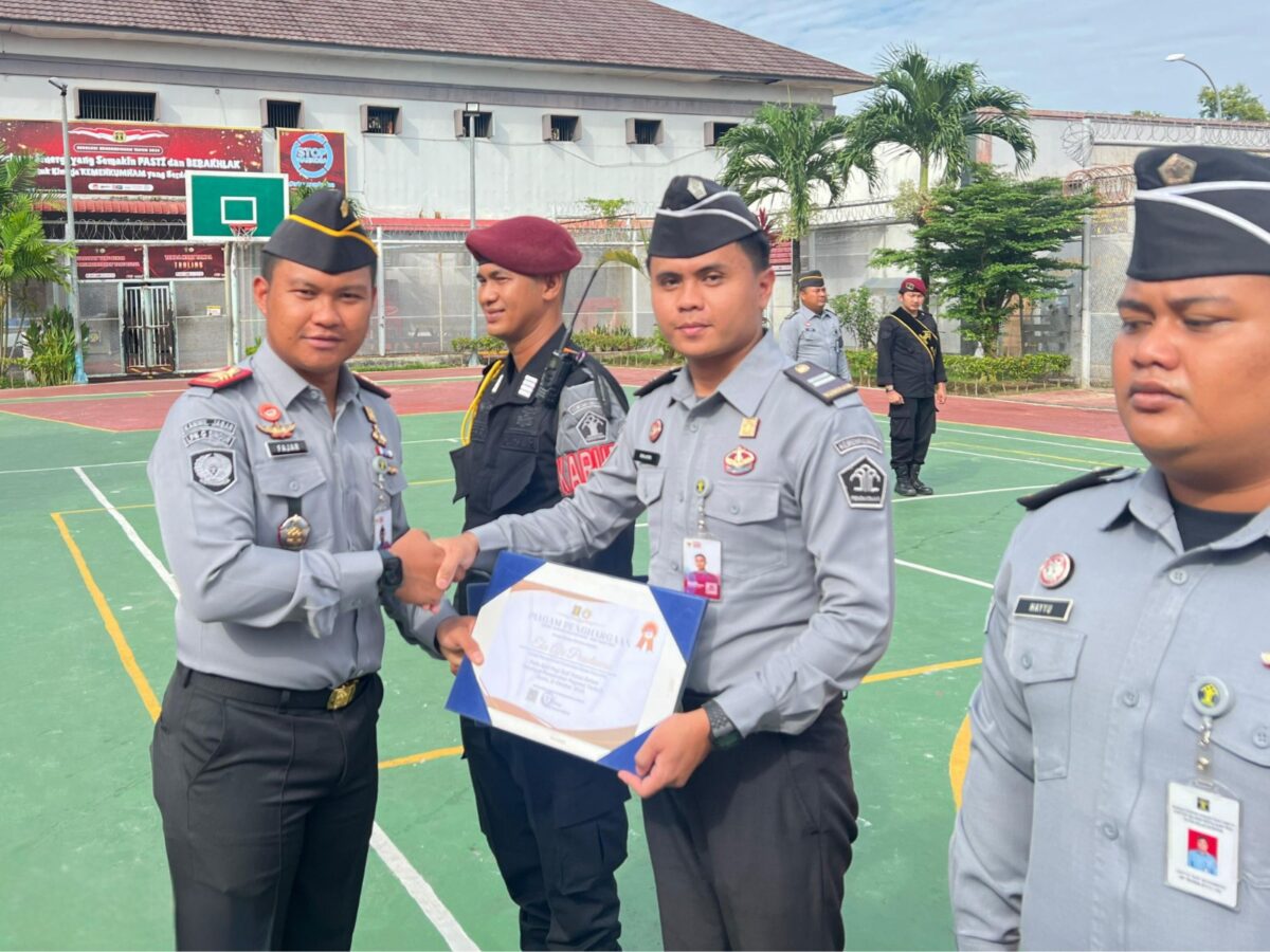 Karutan Batam saat berikan penghargaan. Foto:Istimewa