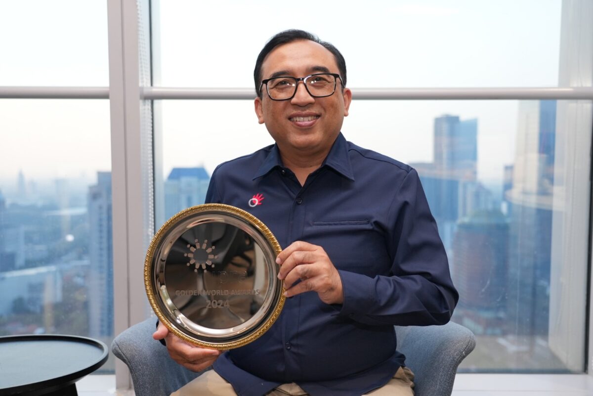 VP Corporate Communication Andri Herawan Sasoko menerima penghargaan pada ajang Golden World Award 2024 yang diselenggarakan oleh International Public Relations Association (IPRA) pada kategori “Social Media In House” untuk kampanye komunikasi “Enhancing Awareness of the Importance of SME Transformation to Drive Indonesia's Digital Economic Growth through the 'Unseen Heroes' Video Campaign”. Foto:Telkom