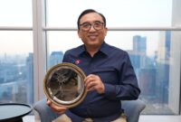 VP Corporate Communication Andri Herawan Sasoko menerima penghargaan pada ajang Golden World Award 2024 yang diselenggarakan oleh International Public Relations Association (IPRA) pada kategori “Social Media In House” untuk kampanye komunikasi “Enhancing Awareness of the Importance of SME Transformation to Drive Indonesia's Digital Economic Growth through the 'Unseen Heroes' Video Campaign”. Foto:Telkom