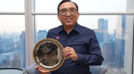 VP Corporate Communication Andri Herawan Sasoko menerima penghargaan pada ajang Golden World Award 2024 yang diselenggarakan oleh International Public Relations Association (IPRA) pada kategori “Social Media In House” untuk kampanye komunikasi “Enhancing Awareness of the Importance of SME Transformation to Drive Indonesia's Digital Economic Growth through the 'Unseen Heroes' Video Campaign”. Foto:Telkom