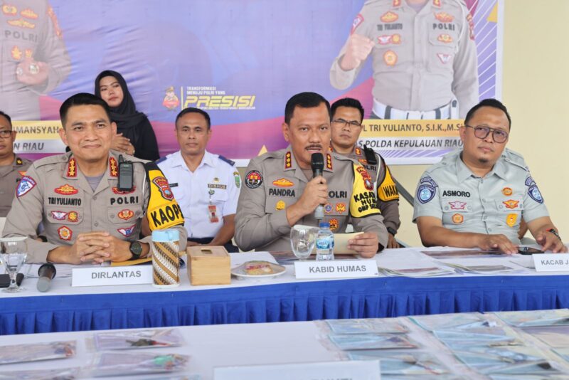 Kabid Humas Polda Kepri bersama Dirlantas Polda Kepri saat jumpa pers, Selasa (22/10). Foto:Dok/Ist-matapedia