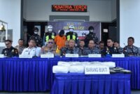 Pangkoarmada 1 Laksamana Muda TNI Yoos Suryano pimpin konferensi pers pengungkapan penyelundupan 10 KG Sabu dari Malaysia ke Batam, Rabu (23/10/2024). Matapedia6.com/ Dok Lantamal IV