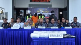 Pangkoarmada 1 Laksamana Muda TNI Yoos Suryano pimpin konferensi pers pengungkapan penyelundupan 10 KG Sabu dari Malaysia ke Batam, Rabu (23/10/2024). Matapedia6.com/ Dok Lantamal IV