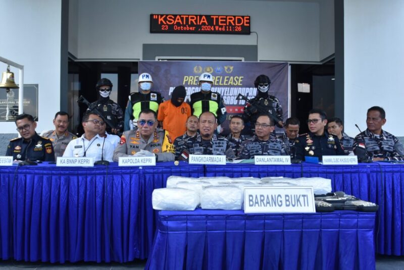 Pangkoarmada 1 Laksamana Muda TNI Yoos Suryano pimpin konferensi pers pengungkapan penyelundupan 10 KG Sabu dari Malaysia ke Batam, Rabu (23/10/2024). Matapedia6.com/ Dok Lantamal IV