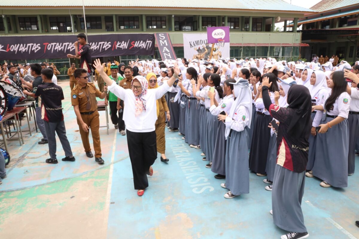Plt gubernur Kepri saat berkunjung ke SMA 3 Batam. Foto:Istimewa
