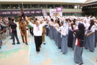 Plt gubernur Kepri saat berkunjung ke SMA 3 Batam. Foto:Istimewa