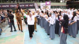 Plt gubernur Kepri saat berkunjung ke SMA 3 Batam. Foto:Istimewa