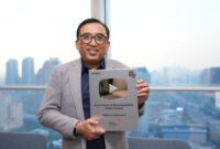 VP Corporate Communication Telkom Andri Herawan Sasoko menunjukkan trofi M360 Digital Nations Awards 2024. Melalui video “Water Management System: Constructing a Sustainable Tomorrow”, Telkom memenangkan kategori Excellence in Sustainability Video Award. Foto:Telkom
