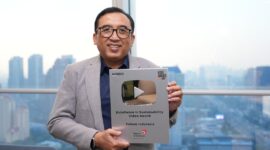 VP Corporate Communication Telkom Andri Herawan Sasoko menunjukkan trofi M360 Digital Nations Awards 2024. Melalui video “Water Management System: Constructing a Sustainable Tomorrow”, Telkom memenangkan kategori Excellence in Sustainability Video Award. Foto:Telkom