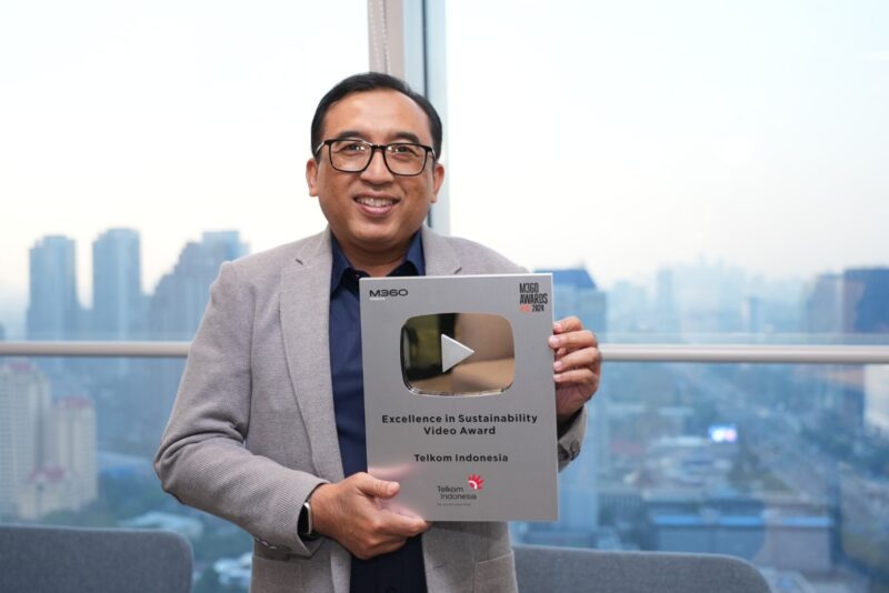 VP Corporate Communication Telkom Andri Herawan Sasoko menunjukkan trofi M360 Digital Nations Awards 2024. Melalui video “Water Management System: Constructing a Sustainable Tomorrow”, Telkom memenangkan kategori Excellence in Sustainability Video Award. Foto:Telkom