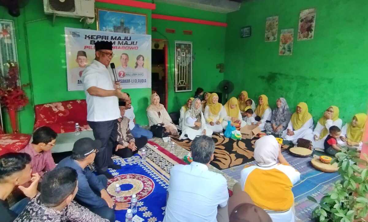 Calon Wakil Gubernur Kepri nomor urut satu, Nyanyang Haris Pratamura, kampanye Dialogis bersama masyarakat Putra Jaya Tanjung Uncang, Rabu (24/10/2024). Matapedia6.com/ Luci