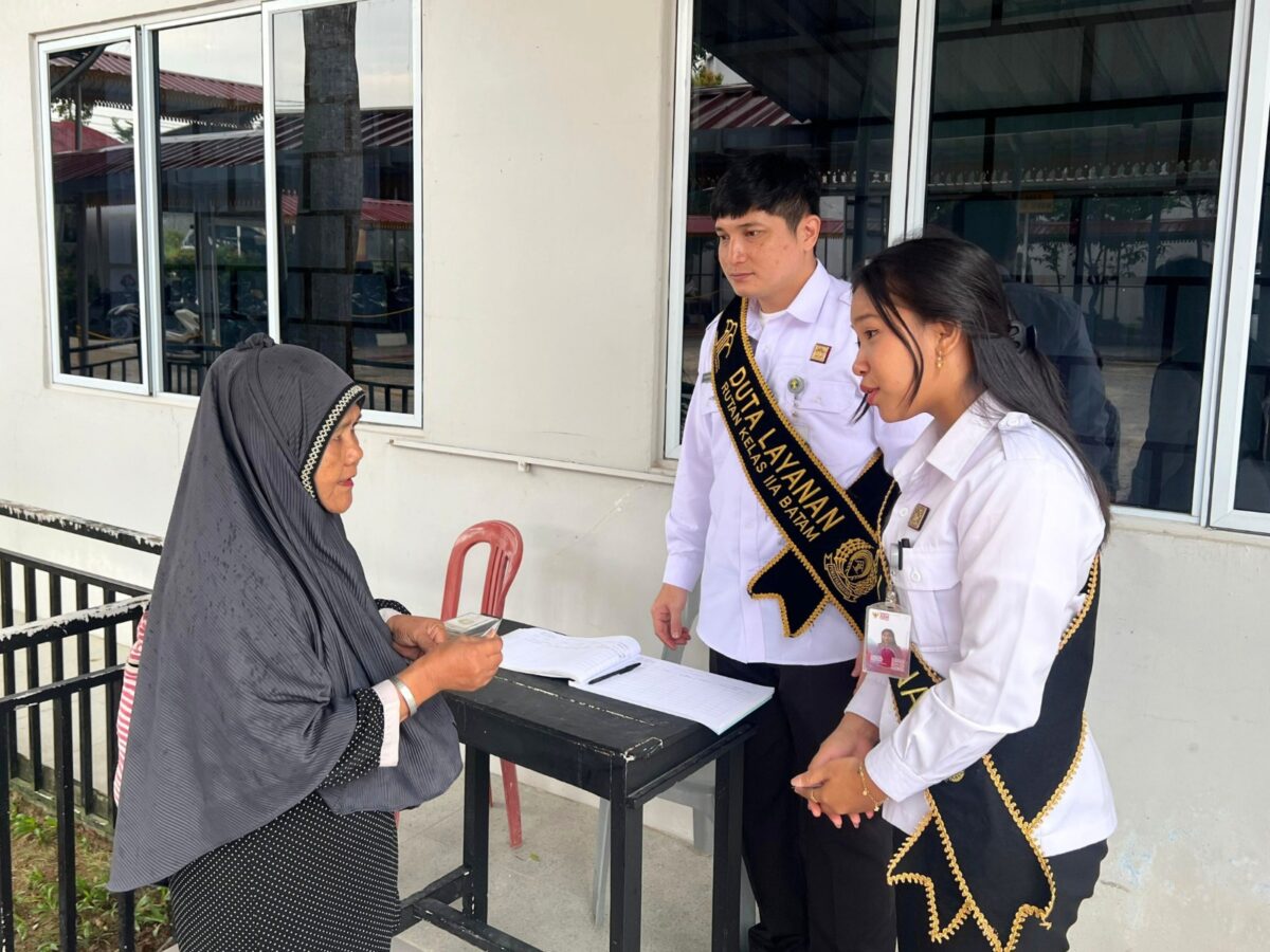 Duta layanan Rutan Kelas IIA Batam sambut pengunjung atau keluarga warga Binaan yang datang ke Rutan Batam, Kamis (24/10/2024) Dok Rutan Batam