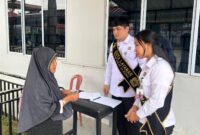 Duta layanan Rutan Kelas IIA Batam sambut pengunjung atau keluarga warga Binaan yang datang ke Rutan Batam, Kamis (24/10/2024) Dok Rutan Batam