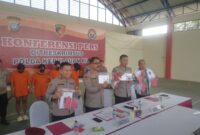 Ditreskrimsus Polda Kepri ekspos penangkapan empat Selebgram waria mempromosikan judi online di akun Instagram mereka, Kamis (24/10/2024). Matapedia6.com/Luci