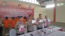 Ditreskrimsus Polda Kepri ekspos penangkapan empat Selebgram waria mempromosikan judi online di akun Instagram mereka, Kamis (24/10/2024). Matapedia6.com/Luci
