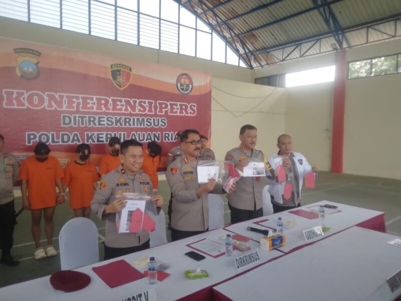 Ditreskrimsus Polda Kepri ekspos penangkapan empat Selebgram waria mempromosikan judi online di akun Instagram mereka, Kamis (24/10/2024). Matapedia6.com/Luci