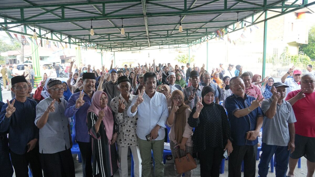 Muhammad Rudi bersama masyarakat Tanjungpinang. Foto:Istimewa