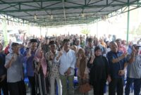 Muhammad Rudi bersama masyarakat Tanjungpinang. Foto:Istimewa