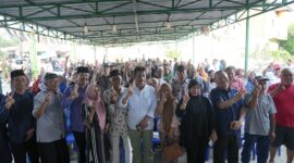 Muhammad Rudi bersama masyarakat Tanjungpinang. Foto:Istimewa