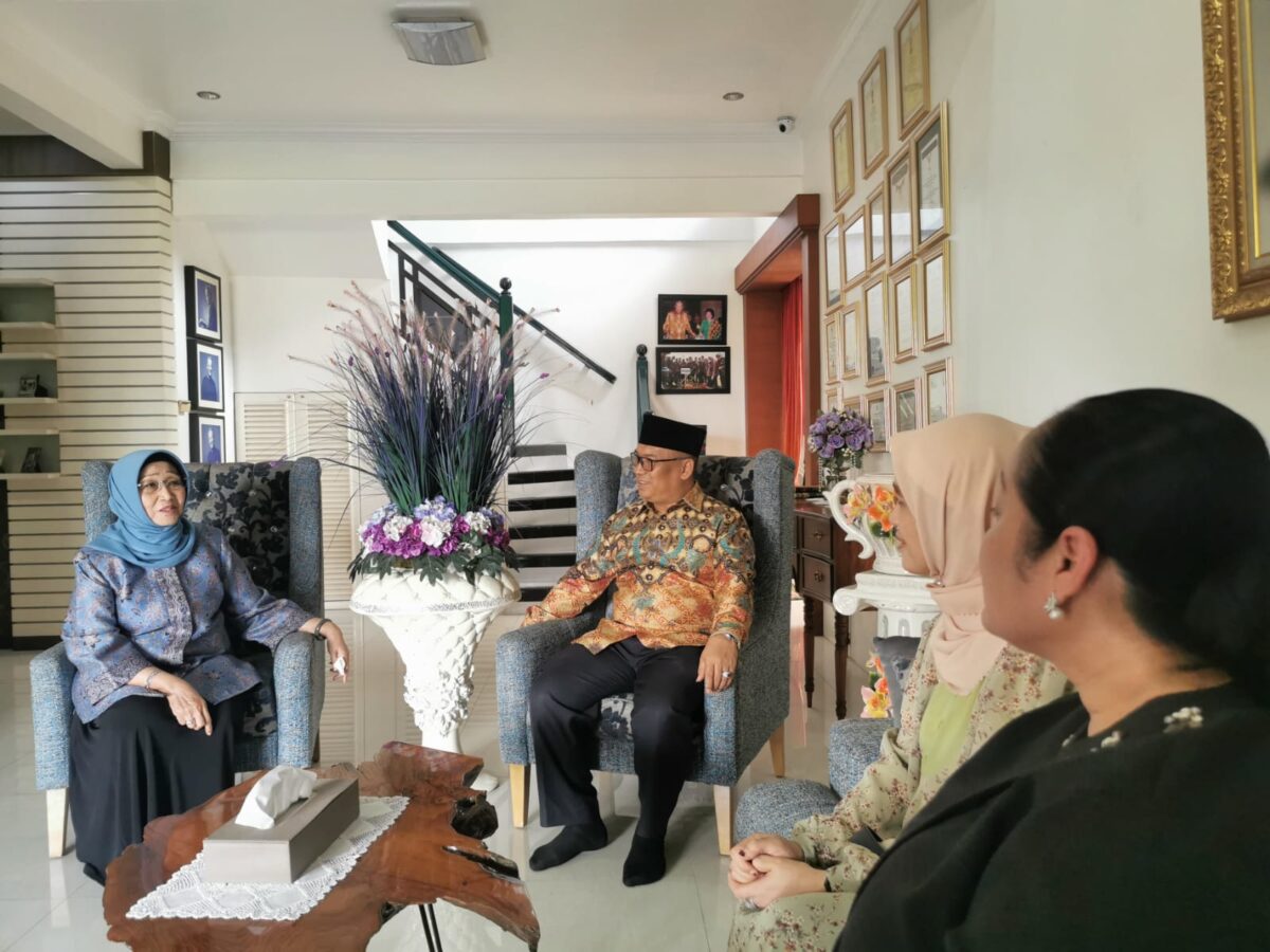 Calon wakil Gubernur Kepri Nyanyang Haris Pratamura bersama istri Dwiana Nenny saat silaturahmi ke rumah keluarga Alm. HM. Sani di Tanjungpinang, Jumat (25/10/2024).Matapedia6.com/Dok Agus