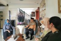 Calon wakil Gubernur Kepri Nyanyang Haris Pratamura bersama istri Dwiana Nenny saat silaturahmi ke rumah keluarga Alm. HM. Sani di Tanjungpinang, Jumat (25/10/2024).Matapedia6.com/Dok Agus