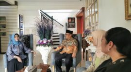 Calon wakil Gubernur Kepri Nyanyang Haris Pratamura bersama istri Dwiana Nenny saat silaturahmi ke rumah keluarga Alm. HM. Sani di Tanjungpinang, Jumat (25/10/2024).Matapedia6.com/Dok Agus
