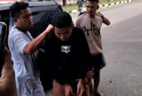 Pelaku penikaman seorang pria di Simpang Dam Muka Kuning, saat digiring polisi di Polresta Barelang, Jumat (25/10/2024). Matapedia6.com/ Luci