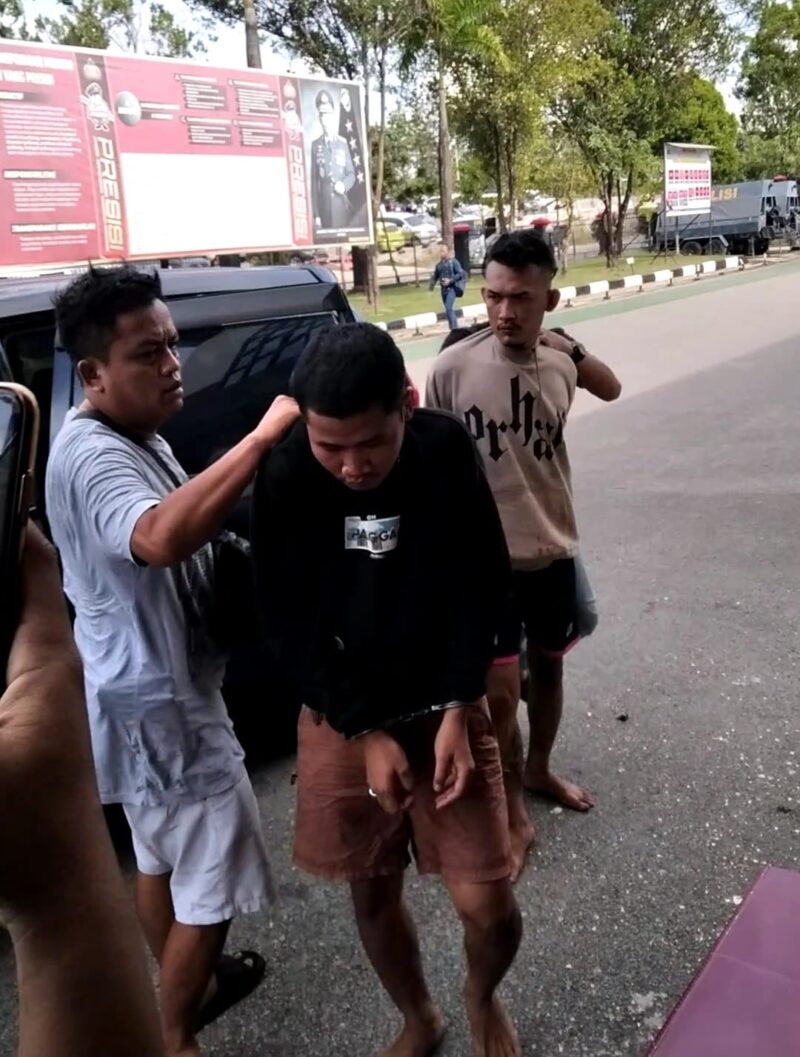 Pelaku penikaman seorang pria di Simpang Dam Muka Kuning, saat digiring polisi di Polresta Barelang, Jumat (25/10/2024). Matapedia6.com/ Luci