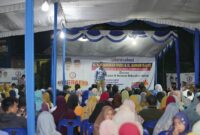Calon gubernur Kepri nomor urut dua Muhammad Rudi bersama masyarakat Taman Raya. Foto:DN/matapedia
