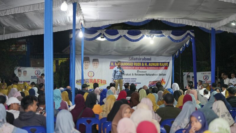 Calon gubernur Kepri nomor urut dua Muhammad Rudi bersama masyarakat Taman Raya. Foto:DN/matapedia