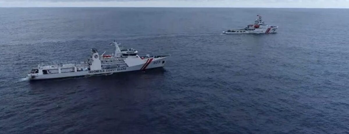 Kapal Negara (KN) Pulau Dana-323 usir Kapal China Coast Guard-5402 (CCG - 5402) yang memasuki wilayah Yurisdiksi Indonesia di Laut Natuna Utara, Jumat (25/102024). Matapedia6.com/ Dok Bakamla RI