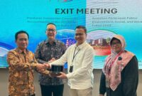 Koordinator Pengawasan Kawasan Industri dan Perumahan BPKP Joko Sutrisno selaku Ketua Tim Assessment (paling kiri), SVP Group Sustainability and Corporate Communication Telkom Ahmad Reza (kedua dari kiri), VP Sustainability Telkom Gunawan Wasisto (kedua dari kanan), dan PGS SVP Risk Management Telkom Rini Fitriani (paling kanan) saat penyerahan cenderamata pada acara exit meeting, beberapa waktu lalu. Foto:Telkom