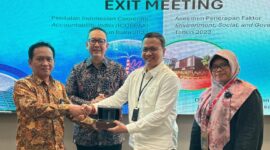 Koordinator Pengawasan Kawasan Industri dan Perumahan BPKP Joko Sutrisno selaku Ketua Tim Assessment (paling kiri), SVP Group Sustainability and Corporate Communication Telkom Ahmad Reza (kedua dari kiri), VP Sustainability Telkom Gunawan Wasisto (kedua dari kanan), dan PGS SVP Risk Management Telkom Rini Fitriani (paling kanan) saat penyerahan cenderamata pada acara exit meeting, beberapa waktu lalu. Foto:Telkom