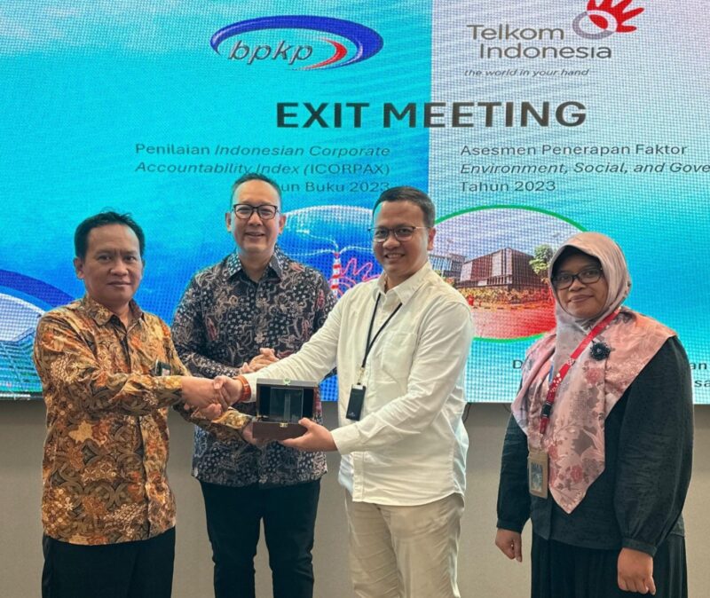 Koordinator Pengawasan Kawasan Industri dan Perumahan BPKP Joko Sutrisno selaku Ketua Tim Assessment (paling kiri), SVP Group Sustainability and Corporate Communication Telkom Ahmad Reza (kedua dari kiri), VP Sustainability Telkom Gunawan Wasisto (kedua dari kanan), dan PGS SVP Risk Management Telkom Rini Fitriani (paling kanan) saat penyerahan cenderamata pada acara exit meeting, beberapa waktu lalu. Foto:Telkom
