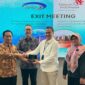 Koordinator Pengawasan Kawasan Industri dan Perumahan BPKP Joko Sutrisno selaku Ketua Tim Assessment (paling kiri), SVP Group Sustainability and Corporate Communication Telkom Ahmad Reza (kedua dari kiri), VP Sustainability Telkom Gunawan Wasisto (kedua dari kanan), dan PGS SVP Risk Management Telkom Rini Fitriani (paling kanan) saat penyerahan cenderamata pada acara exit meeting, beberapa waktu lalu. Foto:Telkom