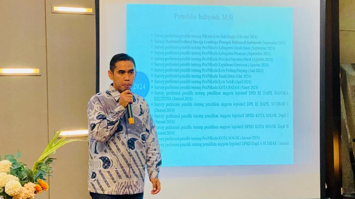 Direktur Eksekutif Liberte Institute, Indrayadi saat paparkan hasil survei di Batam, Sabtu (26/10). Foto:Istimewa