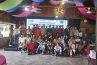 Mantan pengurus Asosiasi Ahli Keselamatan dan Kesehatan Kerja foto bersama Ketua terpilih dan anggota usai musyawarah pemilihan pengurus baru di Citra Kebun Wisata,  Sagulung Batam, Sabtu (26/10/2024).  Matapedia6.com/Luci