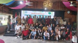 Mantan pengurus Asosiasi Ahli Keselamatan dan Kesehatan Kerja foto bersama Ketua terpilih dan anggota usai musyawarah pemilihan pengurus baru di Citra Kebun Wisata,  Sagulung Batam, Sabtu (26/10/2024).  Matapedia6.com/Luci