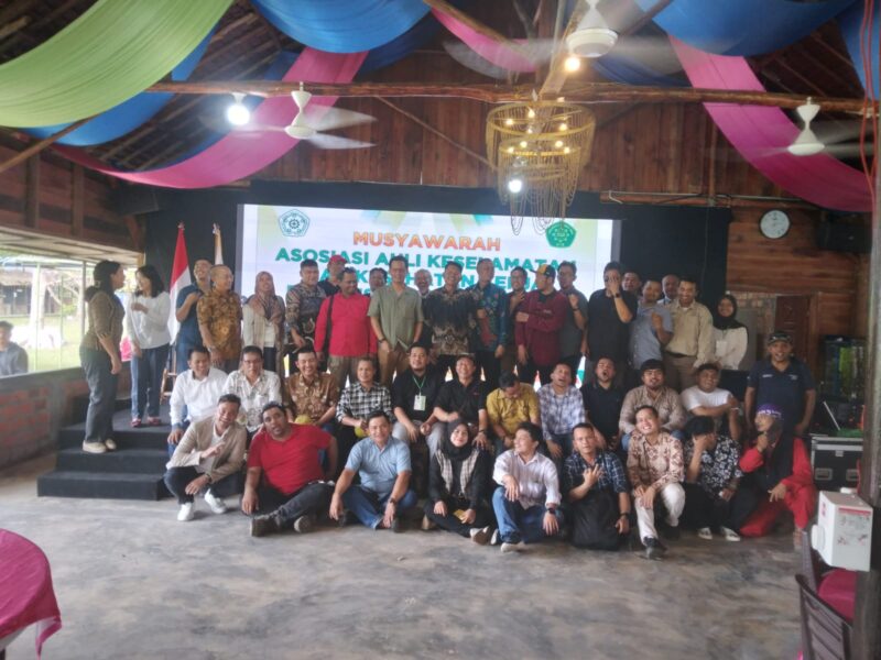 Mantan pengurus Asosiasi Ahli Keselamatan dan Kesehatan Kerja foto bersama Ketua terpilih dan anggota usai musyawarah pemilihan pengurus baru di Citra Kebun Wisata,  Sagulung Batam, Sabtu (26/10/2024).  Matapedia6.com/Luci