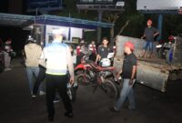 Anggota Polresta Barelang saat mengangkut motor ke dalam mobil hasil penindakan patroli sekala besar di Batam, Minggu (27/10/2024). Matapedia6.com/ Dok Humas Polres