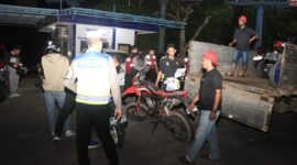 Anggota Polresta Barelang saat mengangkut motor ke dalam mobil hasil penindakan patroli sekala besar di Batam, Minggu (27/10/2024). Matapedia6.com/ Dok Humas Polres