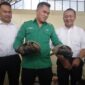 Balai konservasi di dampingi Kasubdit IV Tipiter Kompol Zamrul dan Wadirkrimsus Polda Kepri AKBP Ade Kuncoro menunjukkan kura-kura yang disita,  Senin (28/10/2024). Matapedia6.com/Luci