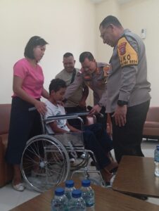 Kapolda Kepri Irjen Pol Yan Fitri Halimansyah bersama Kabidhumas Polda Kepri Kombes Pol Zahwani Pandra Arsyad saat berbincang dengan orangtua dan Patrisio, Senin (28/10/2024) Matapedia6.com/ Luci