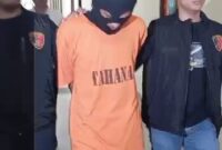 Pelaku penikaman siswa SMAN 20 Batam saat digiring oleh polisi di Polda Kepri, Senin (28/10/2024). Matapedia6.com/Luci