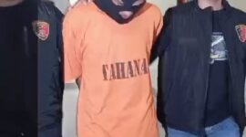 Pelaku penikaman siswa SMAN 20 Batam saat digiring oleh polisi di Polda Kepri, Senin (28/10/2024). Matapedia6.com/Luci