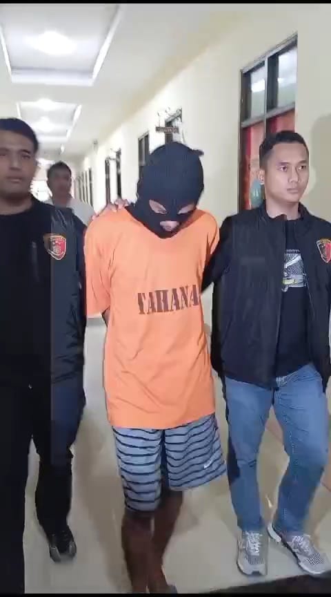Pelaku penikaman siswa SMAN 20 Batam saat digiring oleh polisi di Polda Kepri, Senin (28/10/2024). Matapedia6.com/Luci